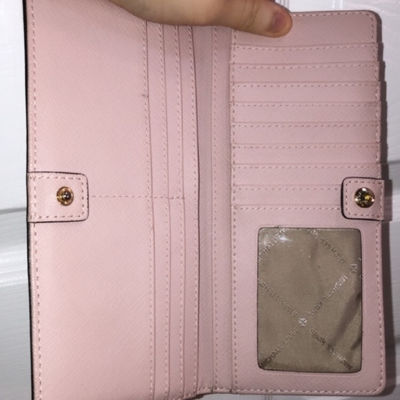 Michael kors Wallet (BABY PINK) lightly used - Picture 9 of 16